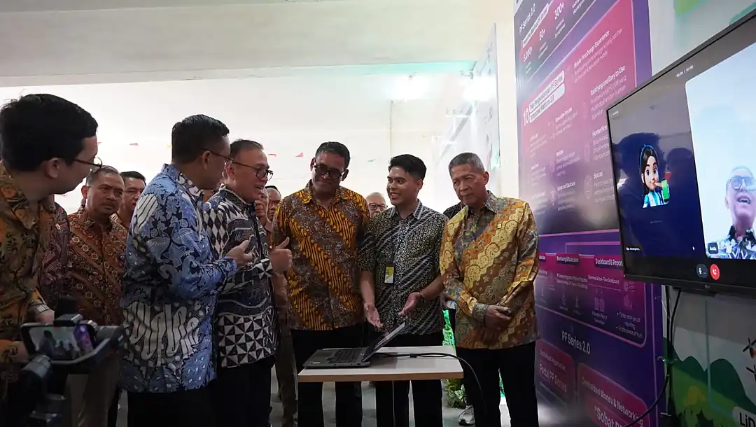 Walking through the demo with Pertamina (Persero)'s top leadership